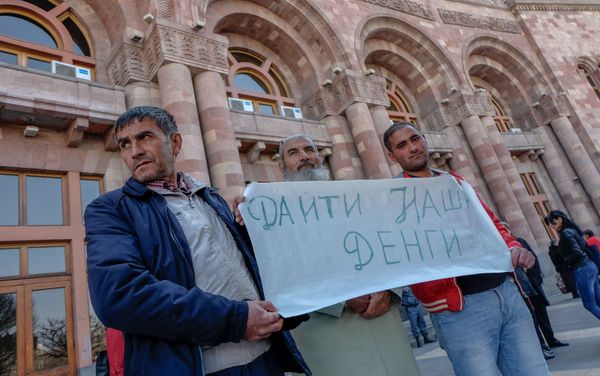 Таджикские хлопководы требуют выплаты зарплаты перед Домом правительства (21 марта 2019). Еревaн Таджикские хлопководы требуют выплаты зарплаты перед Домом правительства (21 марта 2019). Еревaн - Sputnik Армения