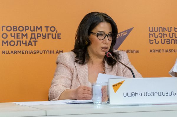 И снова скандал: глава Союза журналистов Армении не позволит Хдои Гришу себя обмануть И снова скандал: глава Союза журналистов Армении не позволит Хдои Гришу себя обмануть - Sputnik Армения