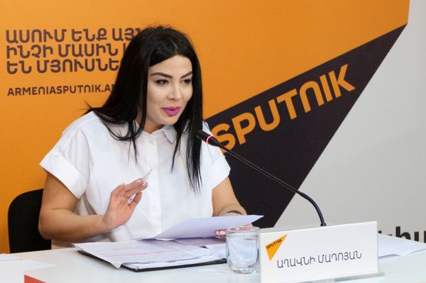 И снова скандал: глава Союза журналистов Армении не позволит Хдои Гришу себя обмануть И снова скандал: глава Союза журналистов Армении не позволит Хдои Гришу себя обмануть - Sputnik Армения