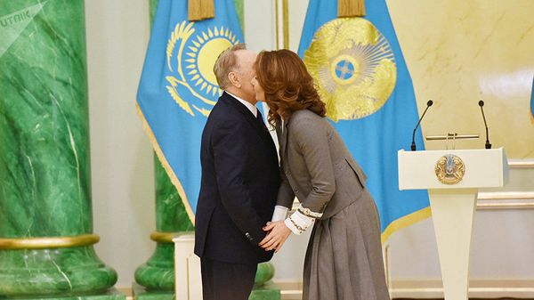 Президент Казахстана Нурсултан Назарбаев вручает премию дочери Арие Назарбаевой в области литературы и искусства (14 декабря 2018). Астана - Sputnik Армения