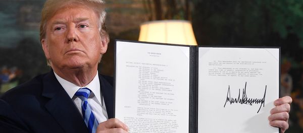 Президент США Дональд Трамп подписывает документ о восстановлении санкций против Ирана после объявления о выходе США из ядерной сделки с Ираном (8 мая 2018). Вашингтон, США Президент США Дональд Трамп подписывает документ о восстановлении санкций против Ирана после объявления о выходе США из ядерной сделки с Ираном (8 мая 2018). Вашингтон, США - Sputnik Армения