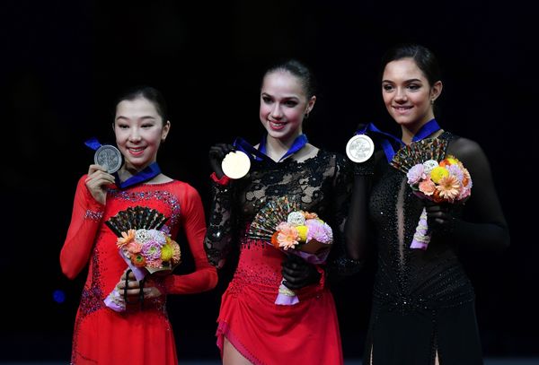 Призеры женского одиночного катания на чемпионате мира по фигурному катанию в Сайтаме (слева направо): Элизабет Турсынбаева (Казахстан) - серебряная медаль, Алина Загитова (Россия) - золотая медаль, Евгения Медведева (Россия) - бронзовая медаль. Призеры женского одиночного катания на чемпионате мира по фигурному катанию в Сайтаме (слева направо): Элизабет Турсынбаева (Казахстан) - серебряная медаль, Алина Загитова (Россия) - золотая медаль, Евгения Медведева (Россия) - бронзовая медаль. - Sputnik Армения