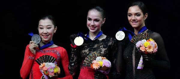 Призеры женского одиночного катания на чемпионате мира по фигурному катанию в Сайтаме (слева направо): Элизабет Турсынбаева (Казахстан) - серебряная медаль, Алина Загитова (Россия) - золотая медаль, Евгения Медведева (Россия) - бронзовая медаль. - Sputnik Армения
