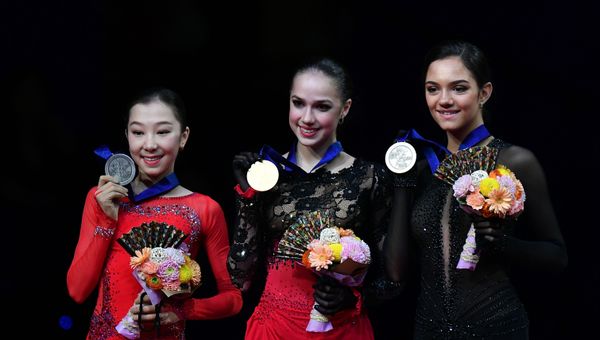 Призеры женского одиночного катания на чемпионате мира по фигурному катанию в Сайтаме (слева направо): Элизабет Турсынбаева (Казахстан) - серебряная медаль, Алина Загитова (Россия) - золотая медаль, Евгения Медведева (Россия) - бронзовая медаль. - Sputnik Армения