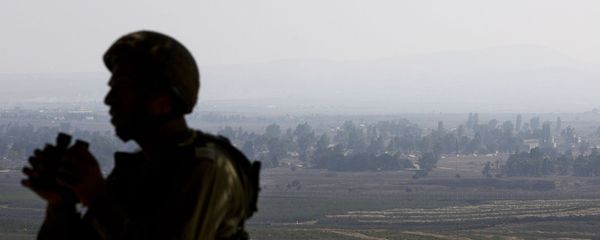 Израильский солдат наблюдает за сирийской провинцией Эль-Кунейтра из наблюдательного пункта на контролируемых Израилем Голанских высотах (1 сентября 2014). Израильский солдат наблюдает за сирийской провинцией Эль-Кунейтра из наблюдательного пункта на контролируемых Израилем Голанских высотах (1 сентября 2014). - Sputnik Армения