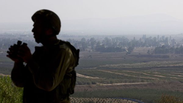 Израильский солдат наблюдает за сирийской провинцией Эль-Кунейтра из наблюдательного пункта на контролируемых Израилем Голанских высотах (1 сентября 2014). - Sputnik Армения