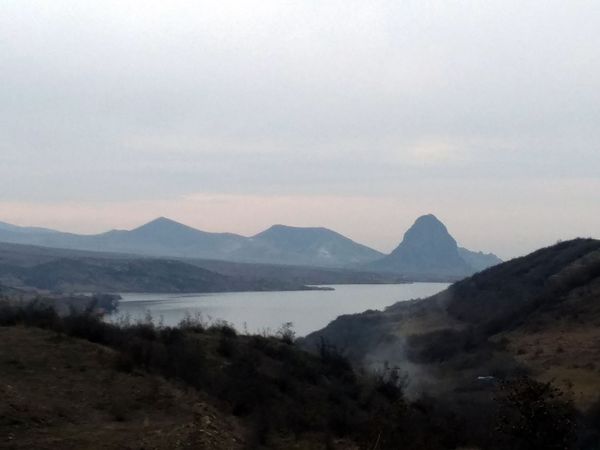 Ադրբեջանական դիրքապահների աչքի առաջ հայր ու որդի կախարդական արքայանարինջ են աճեցնում - Sputnik Արմենիա