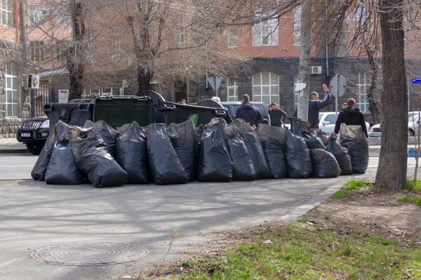 Публичный акт сморкания, или Как в мэрии Еревана придумали изящный способ отбить обоняние - Sputnik Армения