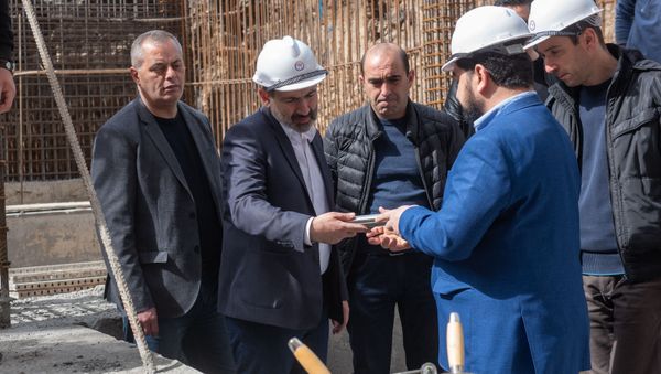 Премьер-министр Армении Никол Пашинян и директор Общенационального театра Арман Навасардян на церемонии закладки фундамента здания Общенационального театра имени Соса Саркисяна - Sputnik Армения