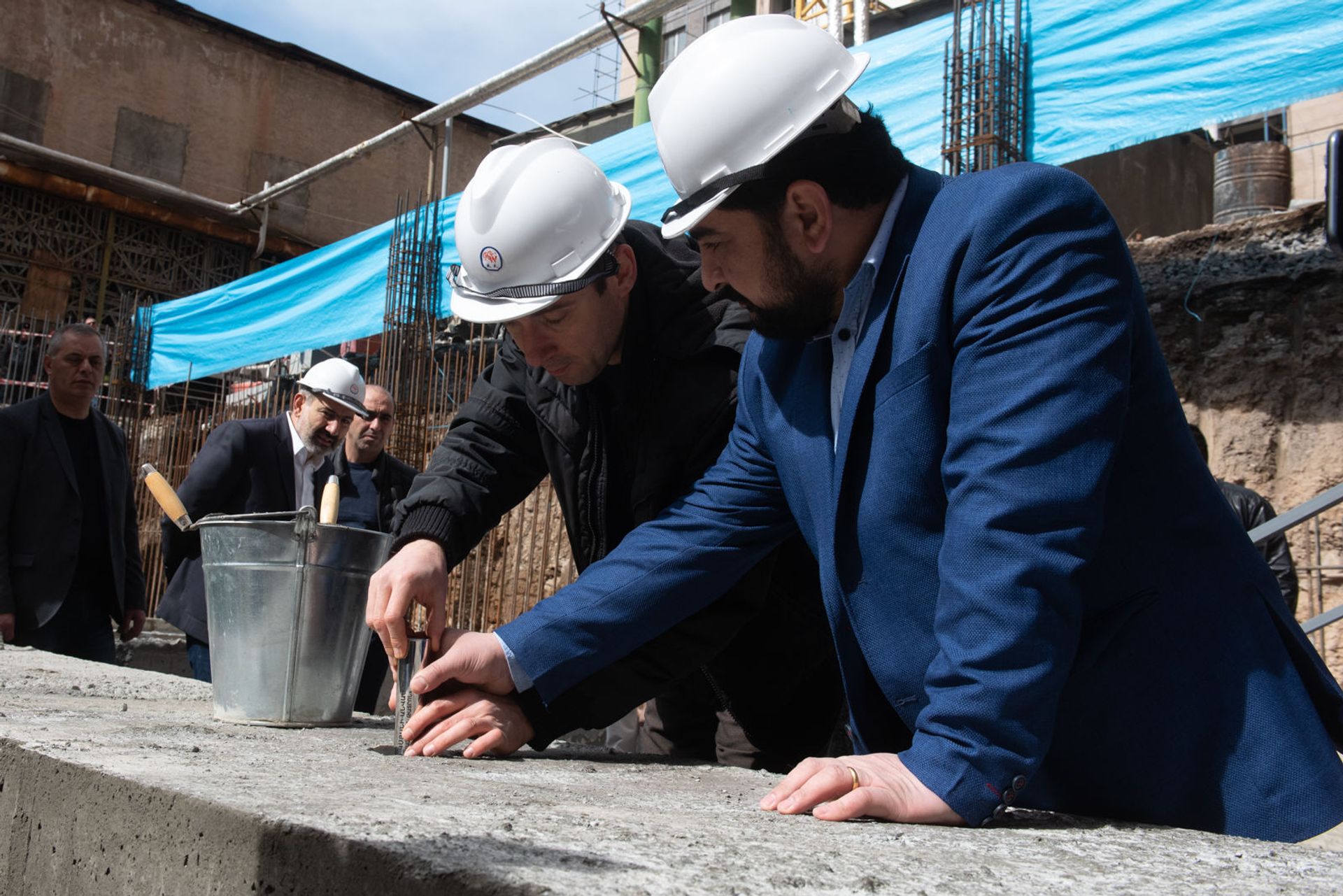 Мэр Еревана Айк Марутян и директор Общенационального театра Арман Навасардян на церемонии закладки фундамента здания Общенационального театра имени Соса Саркисяна - Sputnik Արմենիա, 1920, 24.10.2022