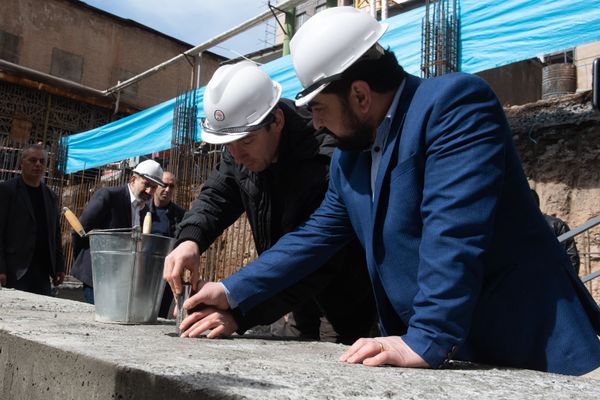 Кривыми буковками и чужими глазами: мечта Соса Саркисяна о театре в Ереване исполнилась - Sputnik Армения
