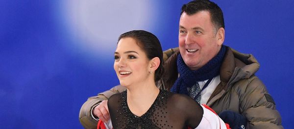 Евгения Медведева после выступления в произвольной программе женского одиночного катания на чемпионате России по фигурному катанию в Саранске. Справа - тренер Брайан Орсер. - Sputnik Армения