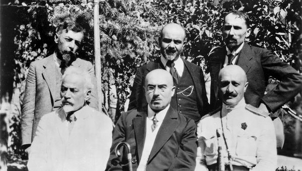Члены правительства Александра Хатисова:  сидят (слева направо) А. Саакян, А. Хатисов, Х. Араратов; стоят: Н. Агбалян, A. Гюлханданян, C. Араратян. (1 октября 1919) - Sputnik Արմենիա