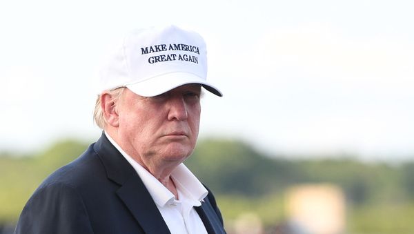 Президент США Дональд Трамп перед посадкой на борт номер Один в муниципальном аэропорту Морристауна (29 июля 2018). Морристаун - Sputnik Армения