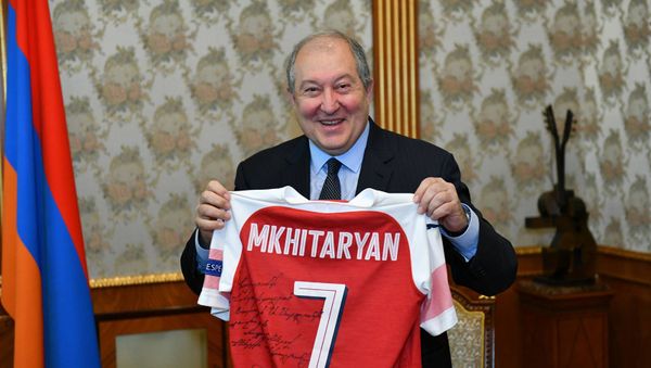 Президент Армен Саркисян принял капитана сборной Армении по футболу Генриха Мхитаряна (25 марта 2019). Еревaн - Sputnik Армения
