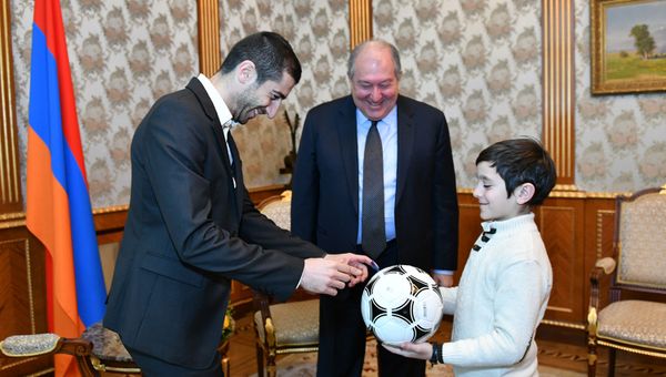 Президент Армен Саркисян принял капитана сборной Армении по футболу Генриха Мхитаряна (25 марта 2019). Еревaн - Sputnik Армения