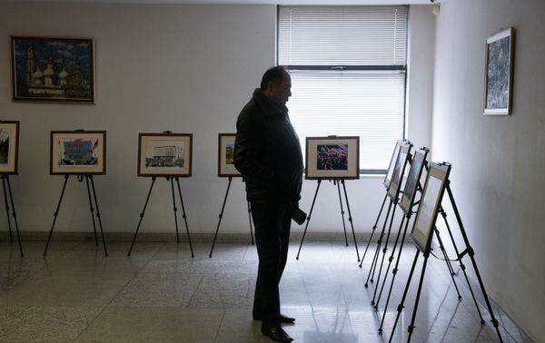 Посетитель на фотовыставке Крымская весна 5 лет в родной гавани в Доме Москвы (25 марта 2019). Еревaн - Sputnik Армения