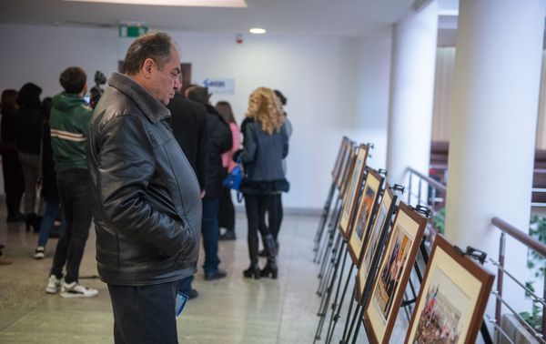 Посетитель на фотовыставке Крымская весна 5 лет в родной гавани в Доме Москвы (25 марта 2019). Еревaн - Sputnik Армения