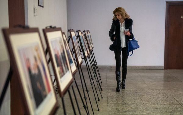 Посетитель на фотовыставке Крымская весна 5 лет в родной гавани в Доме Москвы (25 марта 2019). Еревaн - Sputnik Армения