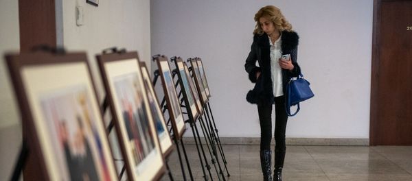 Посетитель на фотовыставке Крымская весна 5 лет в родной гавани в Доме Москвы (25 марта 2019). Еревaн - Sputnik Արմենիա