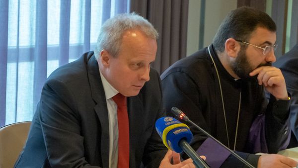 Чрезвычайный и Полномочный посол РФ в РА Сергей Копыркин на конференции Духовные ценности и современное государство (25 марта 2019). Еревaн - Sputnik Армения