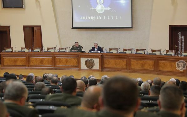 Министр иностранных дел Зограб Мнацаканян во время оперативных сборов командного состава ВС Армении (25 марта 2019). Еревaн - Sputnik Армения