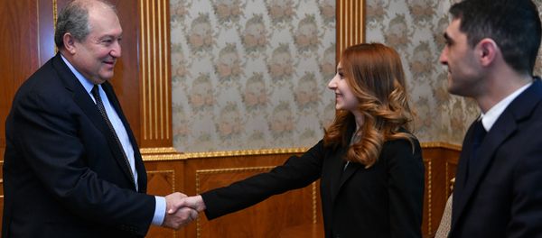 Президент Армен Саркисян принял председателя и секретаря парламентской фракции Мой шаг Лилит Макунц и Акоба Симидяна (25 марта 2019). Еревaн Президент Армен Саркисян принял председателя и секретаря парламентской фракции Мой шаг Лилит Макунц и Акоба Симидяна (25 марта 2019). Еревaн - Sputnik Армения