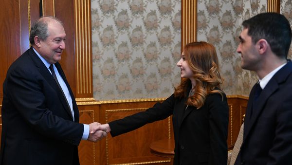 Президент Армен Саркисян принял председателя и секретаря парламентской фракции Мой шаг Лилит Макунц и Акоба Симидяна (25 марта 2019). Еревaн - Sputnik Армения