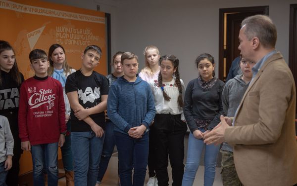 Ученики средней образовательной школы при ВЧ 2089 погранвойск ФСБ России в Армении в информационном агенстве и радио Sputnik в рамках проекта МедиUs (25 марта 2019). Еревaн Ученики средней образовательной школы при ВЧ 2089 погранвойск ФСБ России в Армении в информационном агенстве и радио Sputnik в рамках проекта МедиUs (25 марта 2019). Еревaн - Sputnik Армения