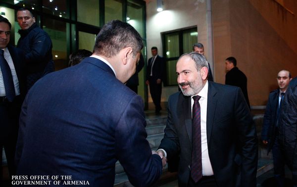 Премьер-министр Никол Пашинян в сопровождении президента ФФА Артура Ванецяна посетил академию футбола (25 марта 2019). Еревaн  - Sputnik Армения