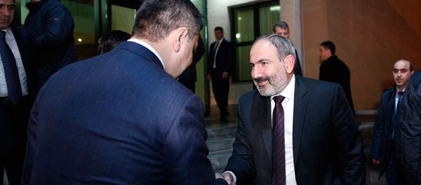 Премьер-министр Никол Пашинян в сопровождении президента ФФА Артура Ванецяна посетил академию футбола (25 марта 2019). Еревaн  - Sputnik Армения