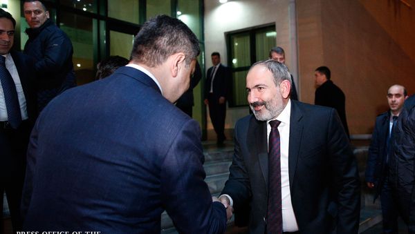 Премьер-министр Никол Пашинян в сопровождении президента ФФА Артура Ванецяна посетил академию футбола (25 марта 2019). Еревaн  - Sputnik Армения