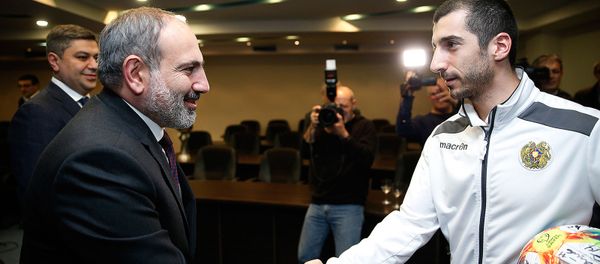 Премьер-министр Никол Пашинян в сопровождении президента ФФА Артура Ванецяна посетил академию футбола (25 марта 2019). Еревaн  - Sputnik Армения