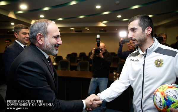 Премьер-министр Никол Пашинян в сопровождении президента ФФА Артура Ванецяна посетил академию футбола (25 марта 2019). Еревaн  - Sputnik Армения