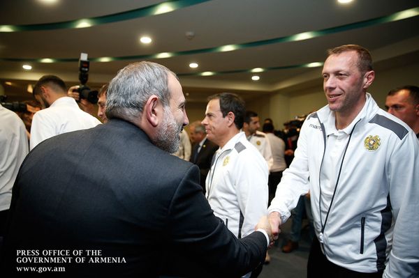 Փաշինեան նուէր  ստացած է Հենրիխ Մխիթարեանէն. լուսանկարներ  - Sputnik Արմենիա