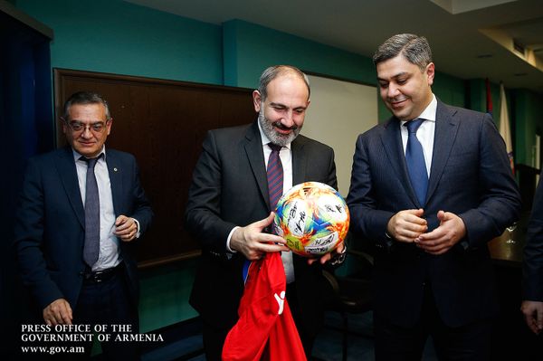 Փաշինեան նուէր  ստացած է Հենրիխ Մխիթարեանէն. լուսանկարներ  - Sputnik Արմենիա