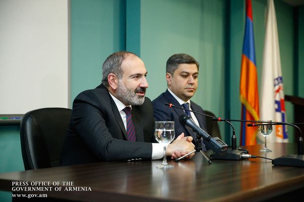 Փաշինեան նուէր  ստացած է Հենրիխ Մխիթարեանէն. լուսանկարներ  - Sputnik Արմենիա