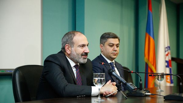 Премьер-министр Никол Пашинян в сопровождении президента ФФА Артура Ванецяна посетил академию футбола (25 марта 2019). Еревaн  - Sputnik Армения