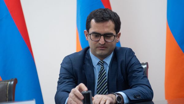 Министр транспорта, связи и ИТ Акоб Аршакян на торжественной церемонии гашения марки 150-летие Галуста Гюлбенкяна (26 марта 2019). Еревaн - Sputnik Արմենիա