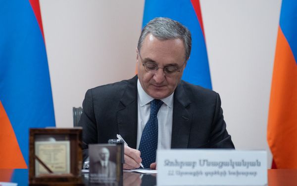 Министр иностранных дел Зограб Мнацаканян на торжественной церемонии гашения марки 150-летие Галуста Гюлбенкяна (26 марта 2019). Еревaн - Sputnik Армения