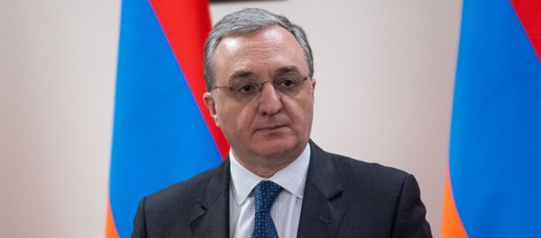 Министр иностранных дел Зограб Мнацаканян на торжественной церемонии гашения марки 150-летие Галуста Гюлбенкяна (26 марта 2019). Еревaн Министр иностранных дел Зограб Мнацаканян на торжественной церемонии гашения марки 150-летие Галуста Гюлбенкяна (26 марта 2019). Еревaн - Sputnik Армения