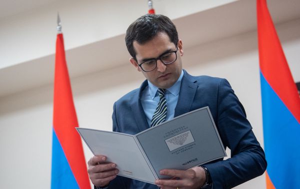 Министр транспорта, связи и ИТ Акоб Аршакян на торжественной церемонии гашения марки 150-летие Галуста Гюлбенкяна (26 марта 2019). Еревaн - Sputnik Армения