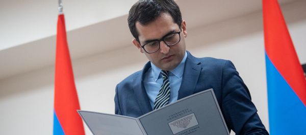 Министр транспорта, связи и ИТ Акоб Аршакян на торжественной церемонии гашения марки 150-летие Галуста Гюлбенкяна (26 марта 2019). Еревaн - Sputnik Արմենիա