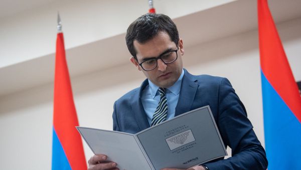 Министр транспорта, связи и ИТ Акоб Аршакян на торжественной церемонии гашения марки 150-летие Галуста Гюлбенкяна (26 марта 2019). Еревaн - Sputnik Արմենիա