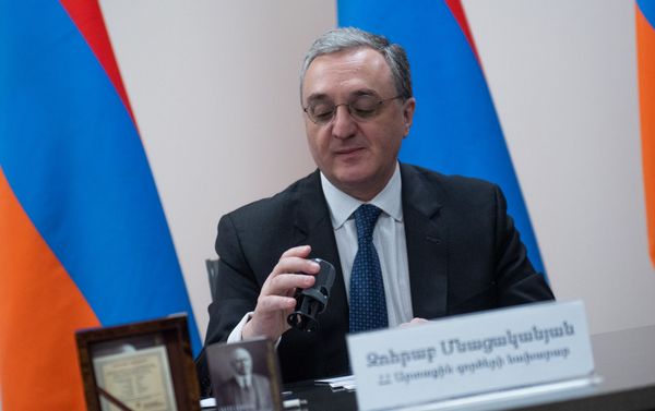 Министр иностранных дел Зограб Мнацаканян на торжественной церемонии гашения марки 15-летие Галуста Гюлбенкяна (26 марта 2019). Еревaн - Sputnik Армения