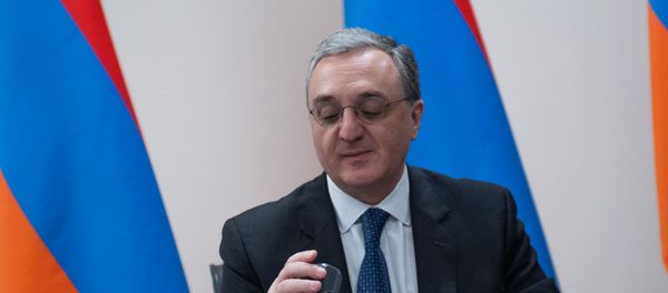 Министр иностранных дел Зограб Мнацаканян на торжественной церемонии гашения марки 15-летие Галуста Гюлбенкяна (26 марта 2019). Еревaн - Sputnik Армения