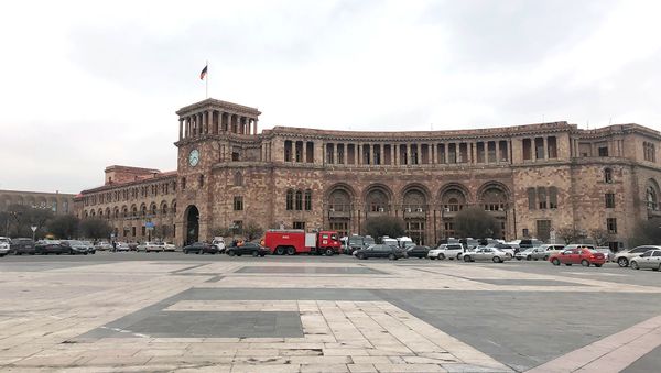 Автомобиль пожарной службы перед Домом правительства Автомобиль пожарной службы перед Домом правительства - Sputnik Армения