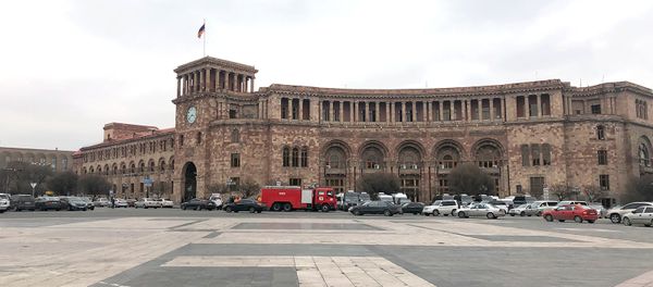 Автомобиль пожарной службы перед Домом правительства Автомобиль пожарной службы перед Домом правительства - Sputnik Армения