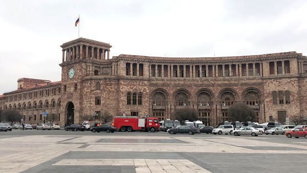 Автомобиль пожарной службы перед Домом правительства - Sputnik Армения
