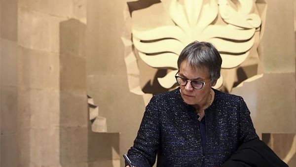 Председатель ПАСЕ Лилиан Мори Паскье оставила запись в книге почетных гостей в Музее-институте Геноцида армян (27 марта 2019). Еревaн Председатель ПАСЕ Лилиан Мори Паскье оставила запись в книге почетных гостей в Музее-институте Геноцида армян (27 марта 2019). Еревaн - Sputnik Армения